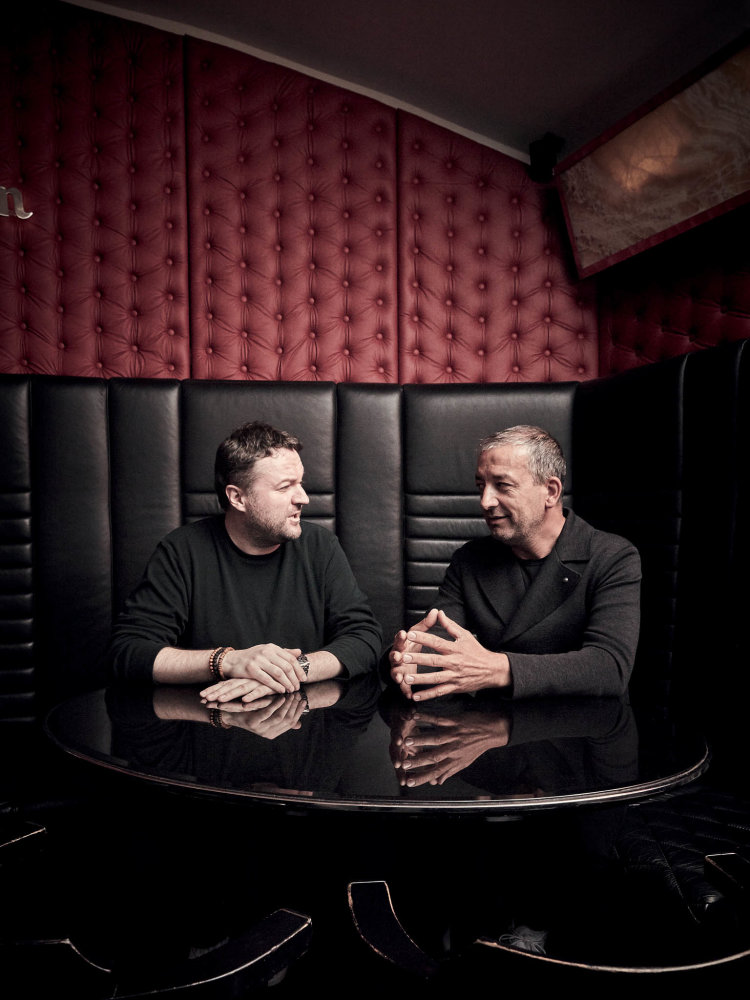 Lihovarník Martin Žufánek (vlevo) vyrobil k 25. výročí speciální Bugsy's DNA Gin. Každý barman, který kdy podnikem prošel, vybral jednu bylinku, jednu přísadu, celkem jich je kolem padesáti. Václav Vojíř vybral růžový pepř.