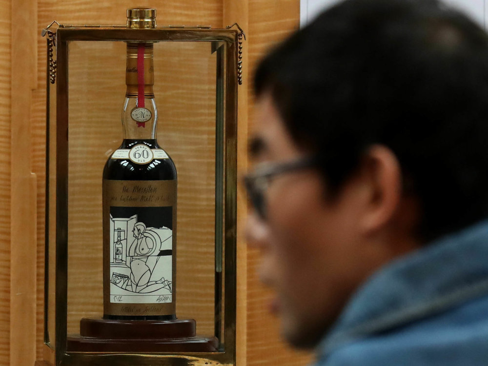 Sběratel. Sbírku lahví s investičním alkoholem jiných výrobců má Martin Žufánek rozsáhlou, nejradši nakupuje raritní whisky.