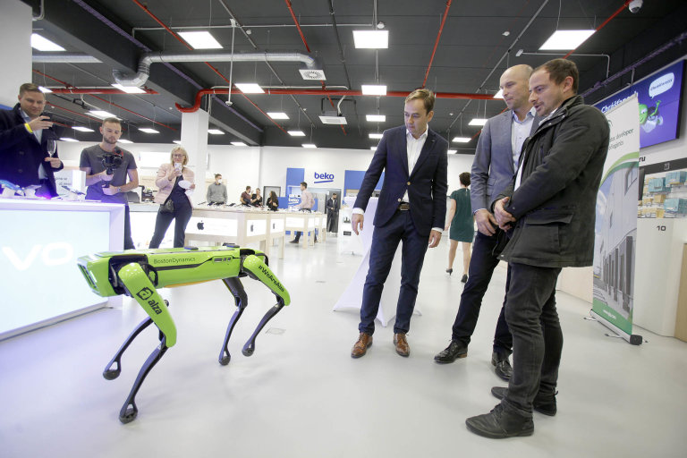 Na Alze si lze po��dit i robotick�ho psa jm�nem Spot od spole�nosti Boston Dynamics. Um� nap��klad sledovat staveni�t� nebo poskytovat d�lkovou kontrolu na ropn�ch plo�in�ch.