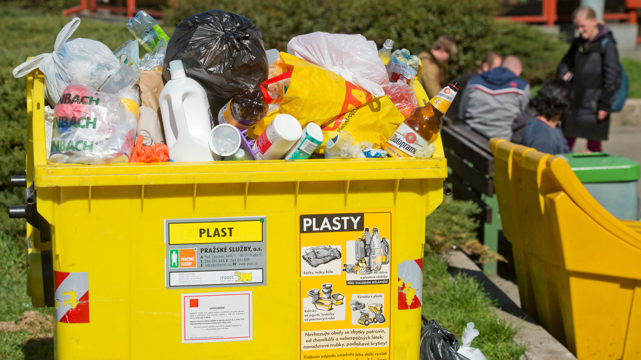 Většina plastů zatím končí ve žlutých kontejnerech. Podle zastánců zálohování nápojových obalů by systém zajistil až devadesátiprocentní návratnost PET lahví.