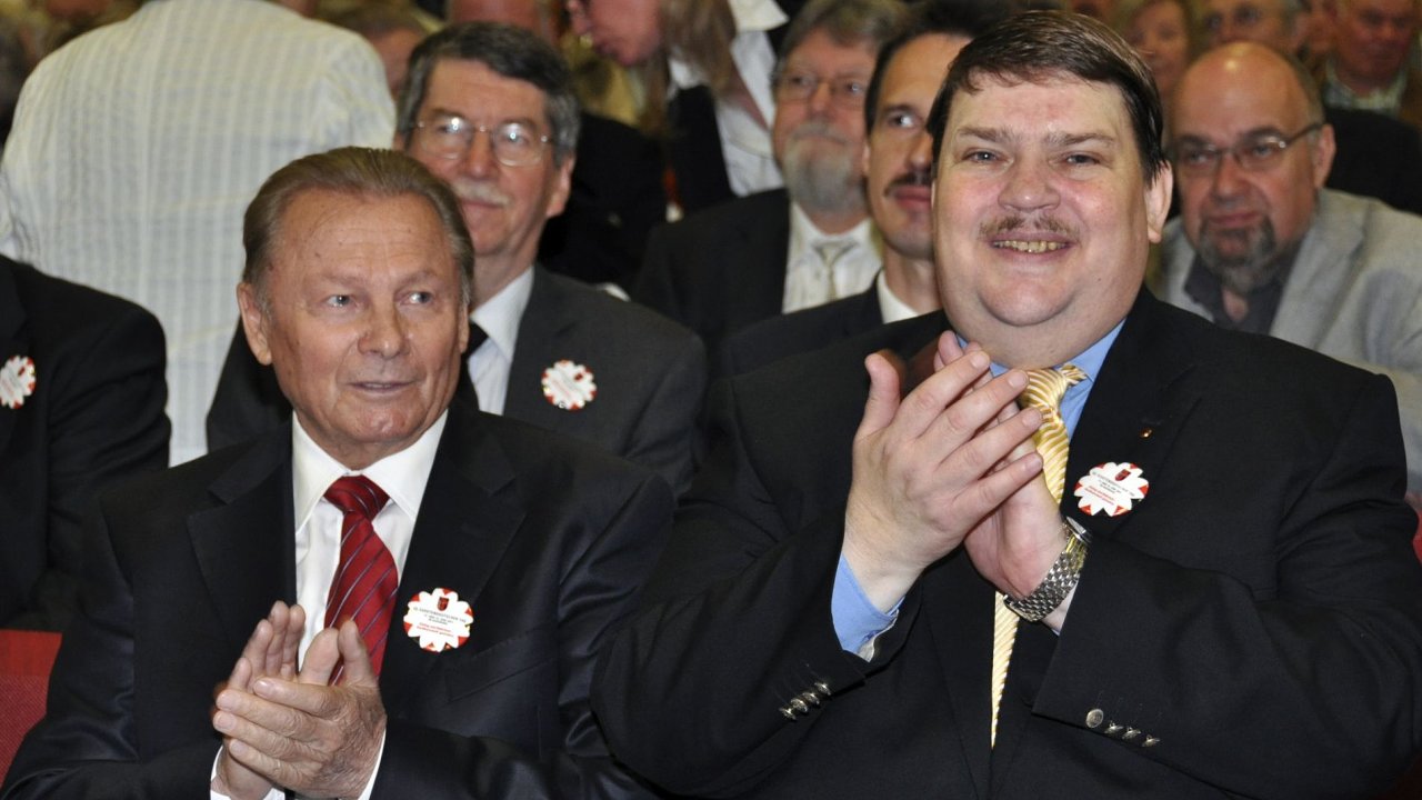 Bernd Posselt (vpravo) na snmku s bvalm slovenskm prezidentem Rudolfem Schusterem
