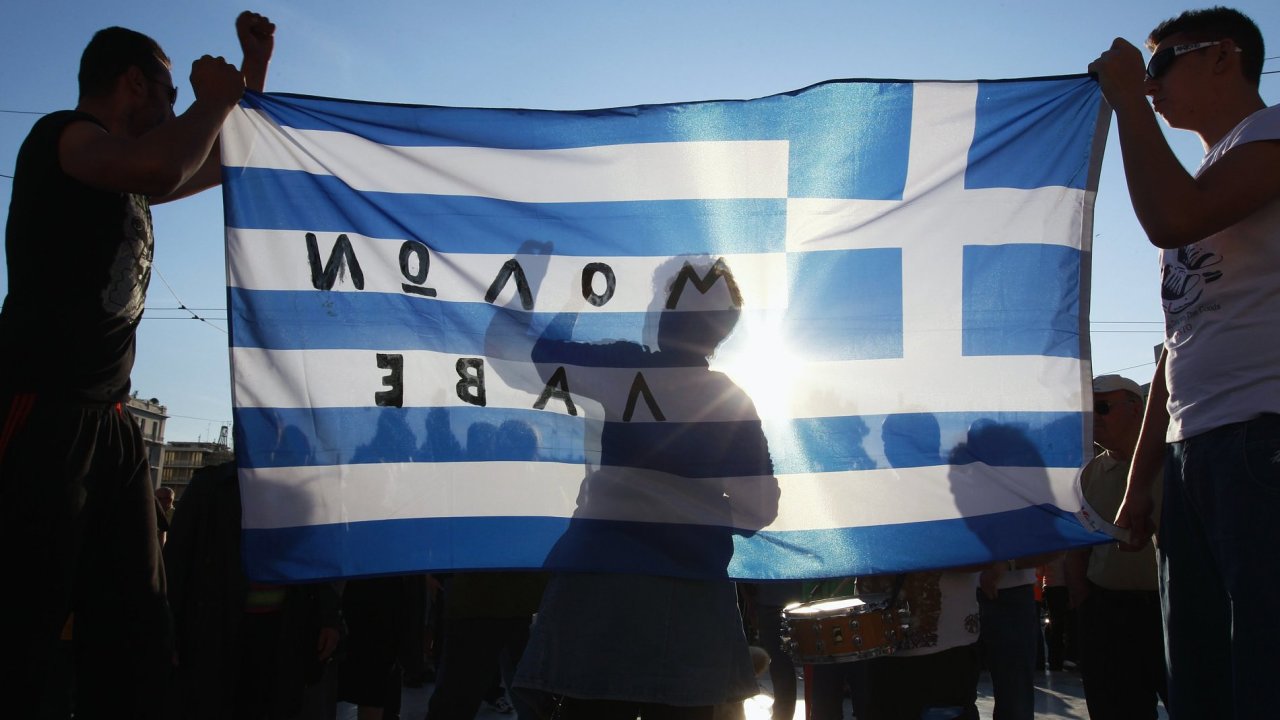 Demonstranti na atnskm nmst Syntagma dr eckou vlajku.