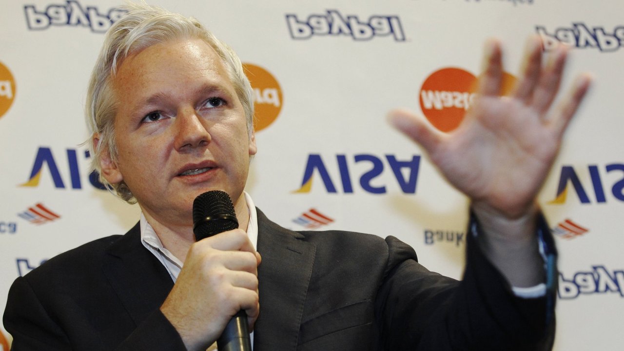 Julian Assange na tiskov konferenci 24. jna 2011