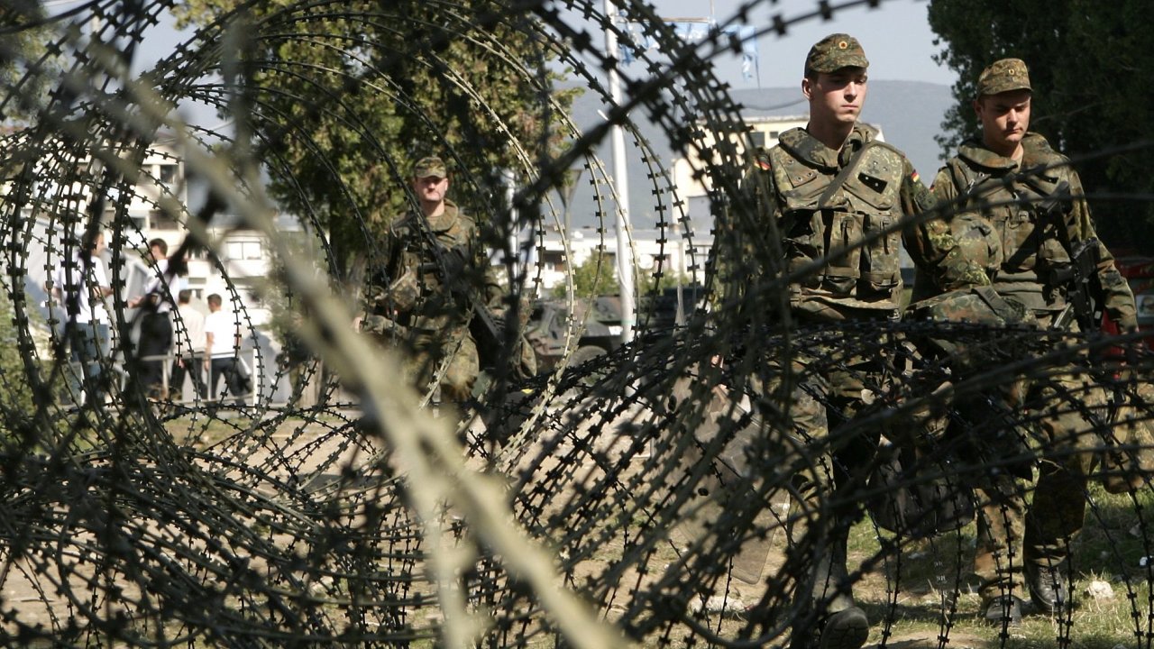 Vojci KFOR na kosovskch hranicch