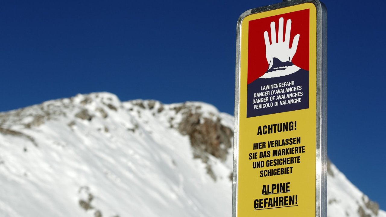 Cedule varujc ped lavinou nedaleko Innsbrucku