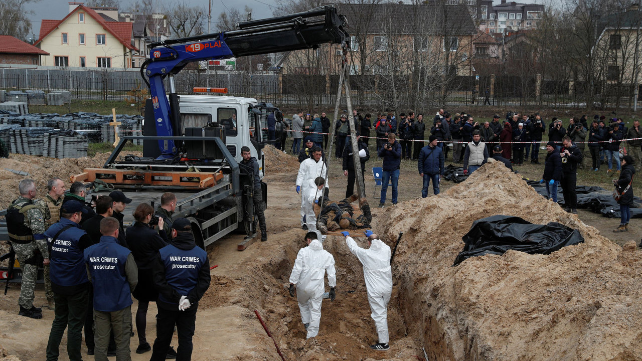 Forenzn technici exhumuj tla civilist, kte byli podle ukrajinskch pedstavitel zabiti bhem rusk invaze a pot pohbeni v hromadnm hrob ve mst Bua u Kyjeva na Ukrajin.