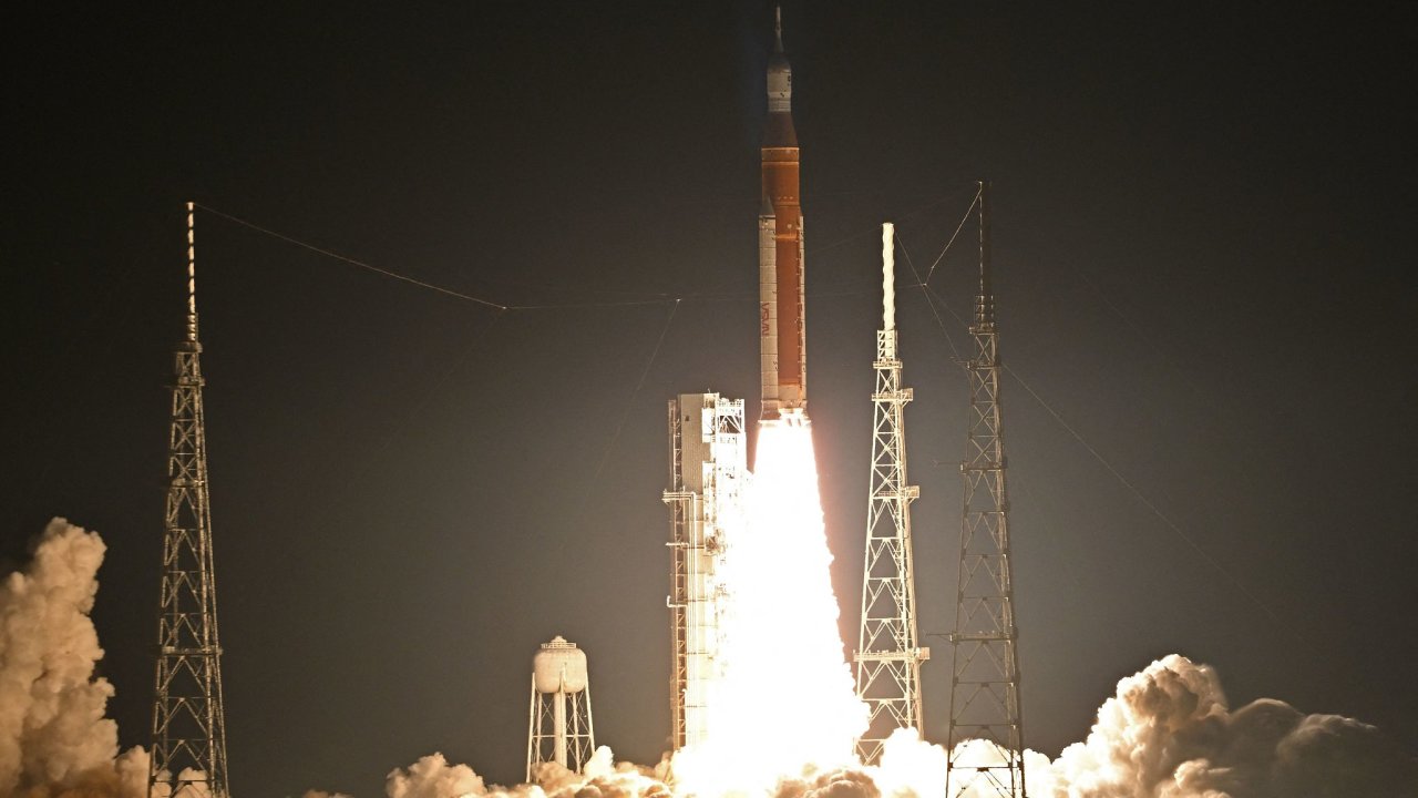 Raketa SLS startujc z floridskho mysu Canaveral.