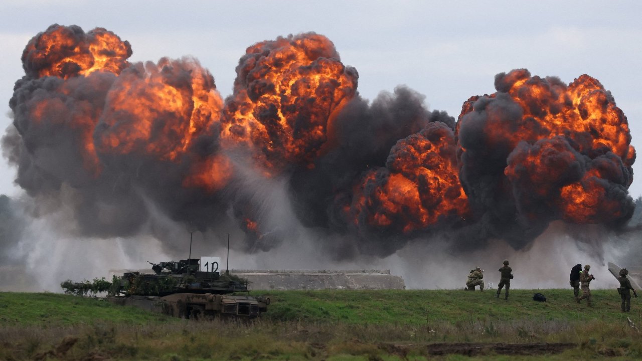 Pol�t� voj�ci s americk�mi tanky Abrams na cvi�en� NATO Iron Defender loni v z���. Bez USA to je�t� nejde, ale v Evrop� roste pocit, �e by m�lo.