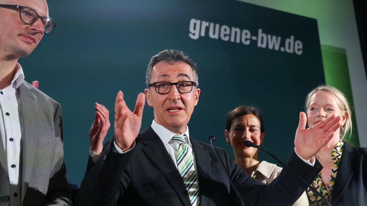 Pokud se progn�zy potvrd�, nov�m zemsk�m premi�rem se patrn� stane 60let� Cem �zdemir. B�val� celost�tn� ��f Zelen�ch a ministr zem�d�lstv� v Scholzov� vl�d� je synem p�ist�hovalc� z Turecka.