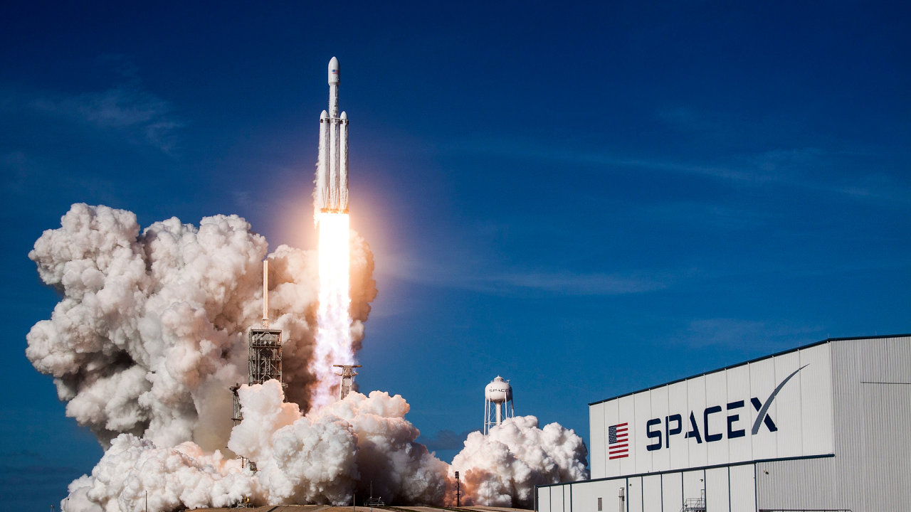 SpaceX slibuje vytvo�en� lun�rn� nebo marsovsk� ekonomiky, dob�v�n� vz�cn�ch...
