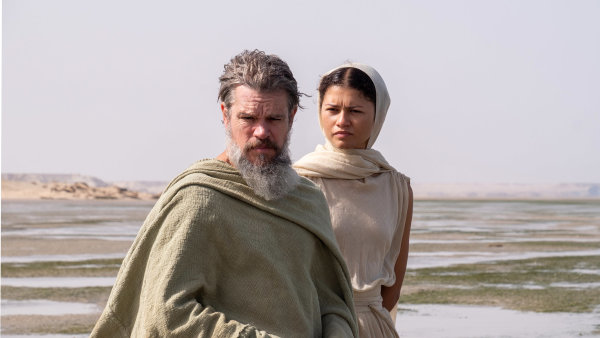 Odyssea. Na snímku Matt Damon jako Odysseus a Zendaya v roli bohyně Athény ve...