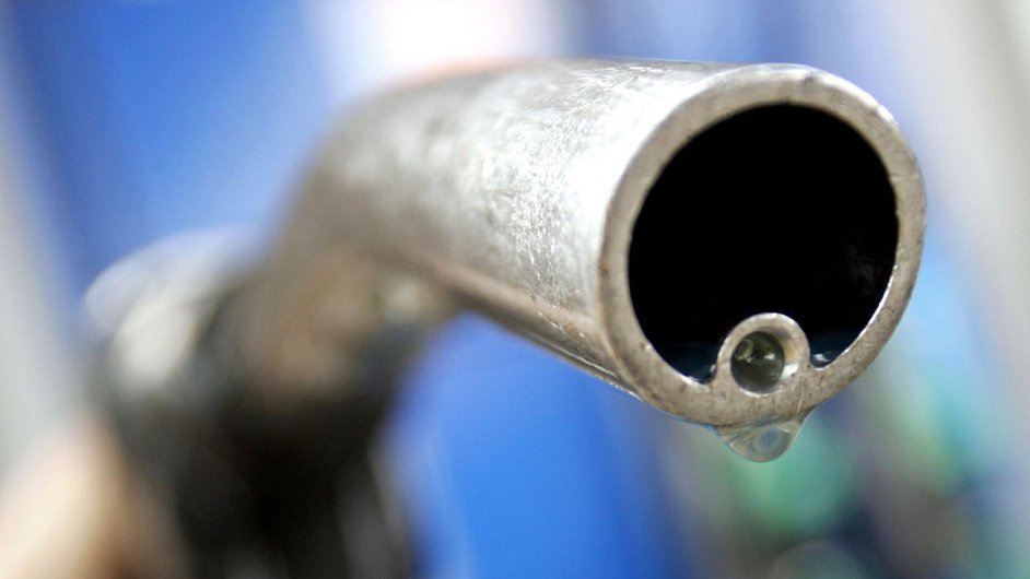 Ministerstvo financí neplánuje snížit spùotøební daò u benzinu.