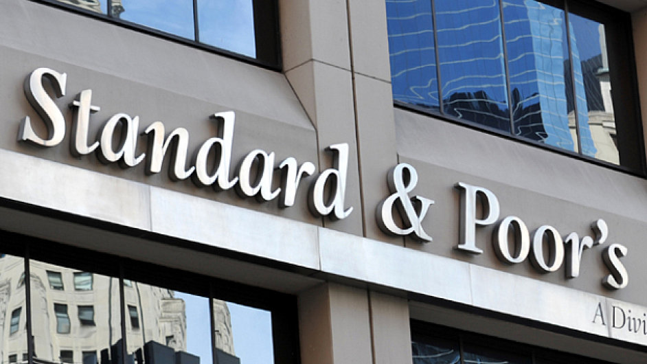 Logo americk ratingov agentury S&P na budov jejho sdla.