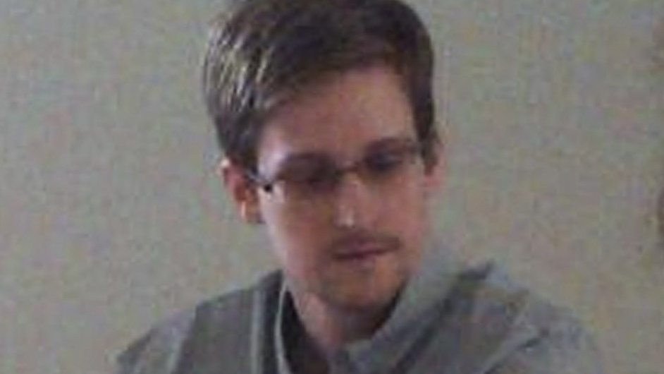 Edward Snowden pi schzce s lidskoprvnmi organizacemi na letiti eremetvo
