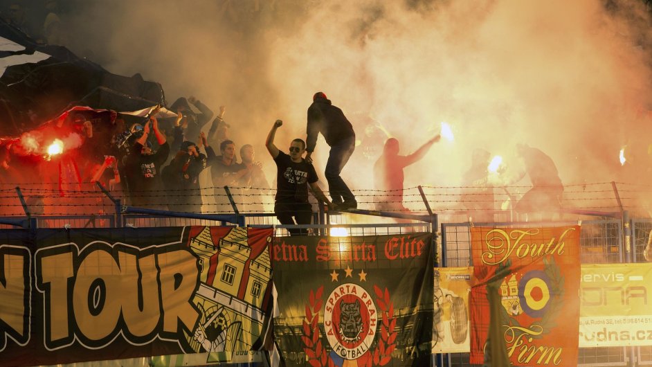 Sparťanští chuligáni během sobotního ligového utkání v Ostravě