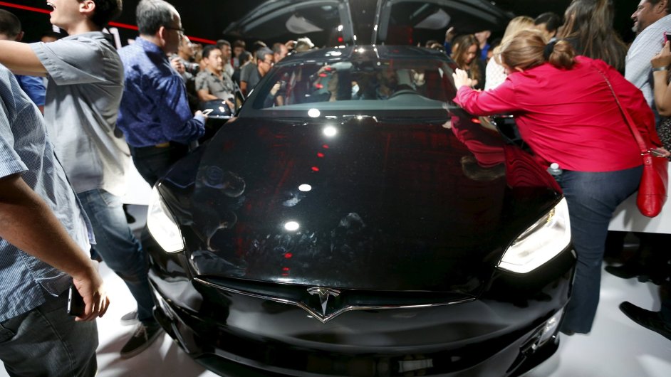 Tesla pedstavila nov Model X - pedn maska auta