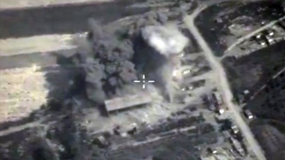 Fotografie z bombardovn v Srii, kterou zveejnilo rusk ministerstvo obrany.