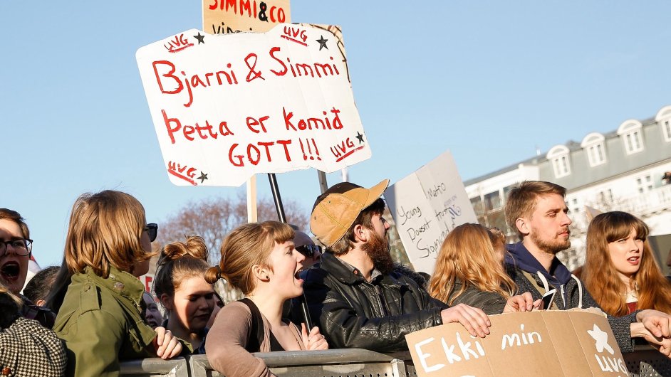 Demostrace proti islandskmu premirovi Sigmunduru Gunnlaugssonovi