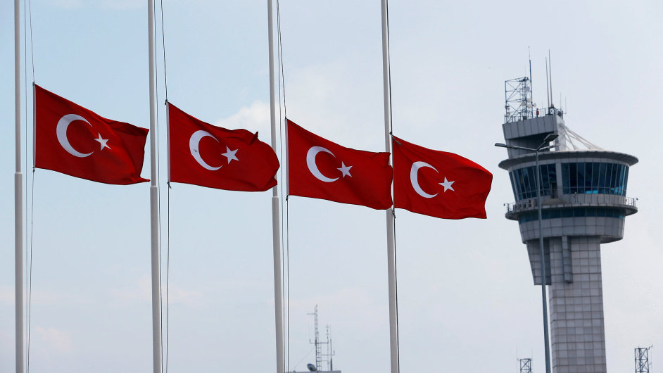 Tureck vlajky staen na pl erdi u istanbulskho Atatrkova letit.