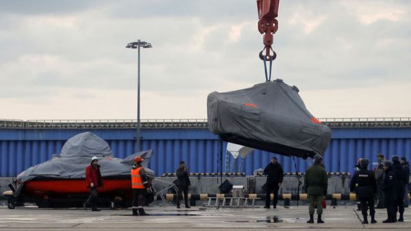 Chyba zku&scaron;en&yacute;ch pilot�? Rusov&eacute; na&scaron;li prvn&iacute; �ernou sk�&iacute;�ku, p�i zkoum&aacute;n&iacute; p&aacute;du letadla ale st&aacute;le t&aacute;pou