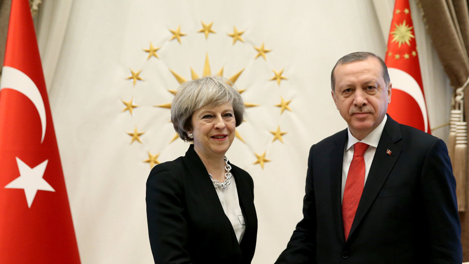 Britsk premirka Theresa Mayov a tureck prezident Recep Tayyip Erdogan.