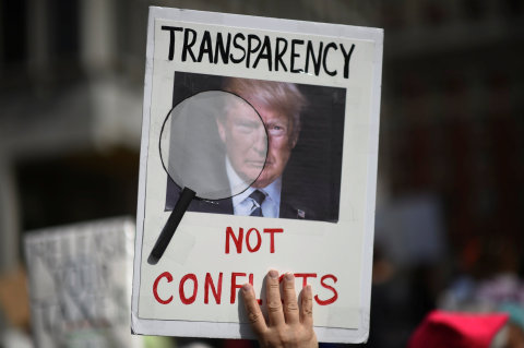 Desítky tisíc Američanů dnes v řadě měst Spojených států vyšly do ulic, aby protestovaly proti tomu, že americký prezident Donald Trump odmítá zveřejnit svá daňová přiznání, Pochod pro daně