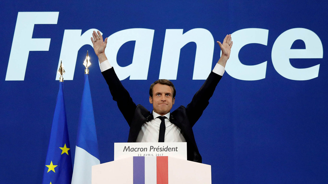 Vprvnm kole prezidentskch voleb veFrancii zvtzil Emmanuel Macron s23,75 procenta hlas. Dodruhho kola snm postupuje kandidtka krajn pravice aodprkyn EU Marine Le Penov.