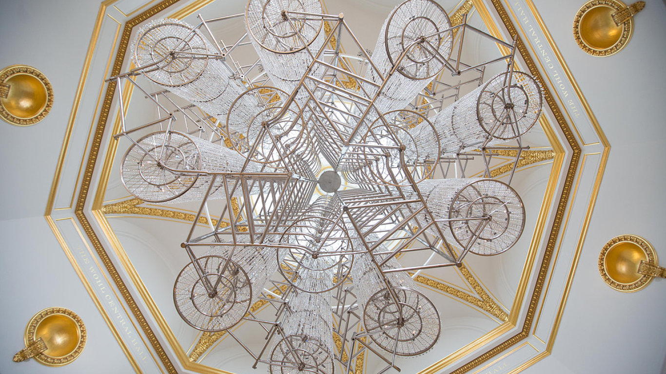 Ajovu instalaci Bicycle Chandelier vidli nvtvnci jeho vstavy v Royal Academy of Arts v Londn.