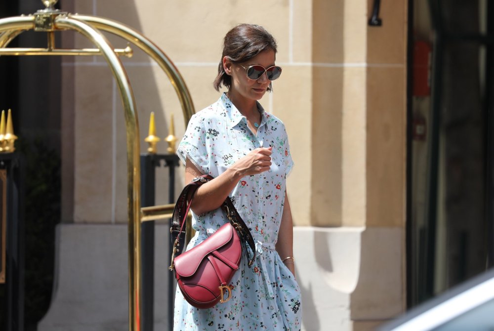 Katie Holmes s purpurovou verzí kabelky