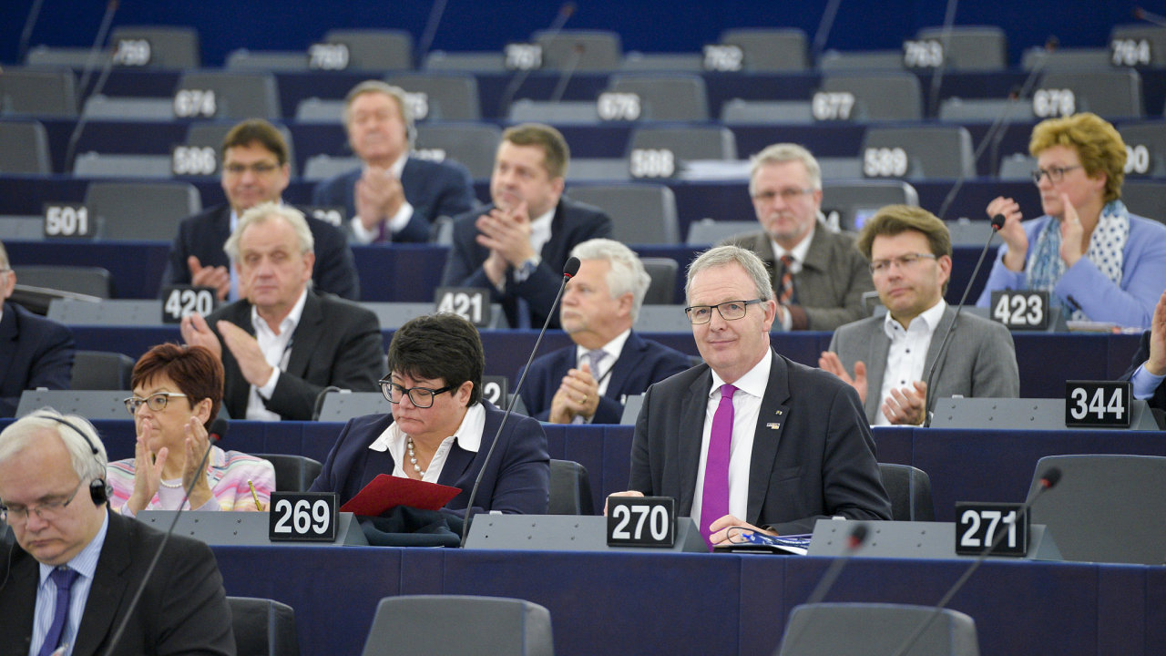Momentka z projednvn copyrightov smrnice v Evropskm parlamentu. S fialovou kravatou zpravodaj smrnice Axel Voss.