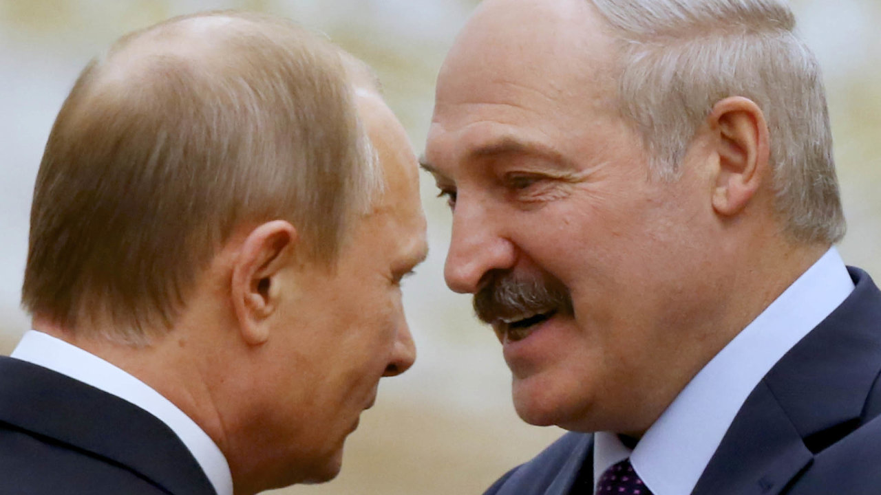 Konec park: Vladimir Putin aAlexandr Lukaenko se rozeli vpedstav toho, jak by ml vypadat spolen stt.