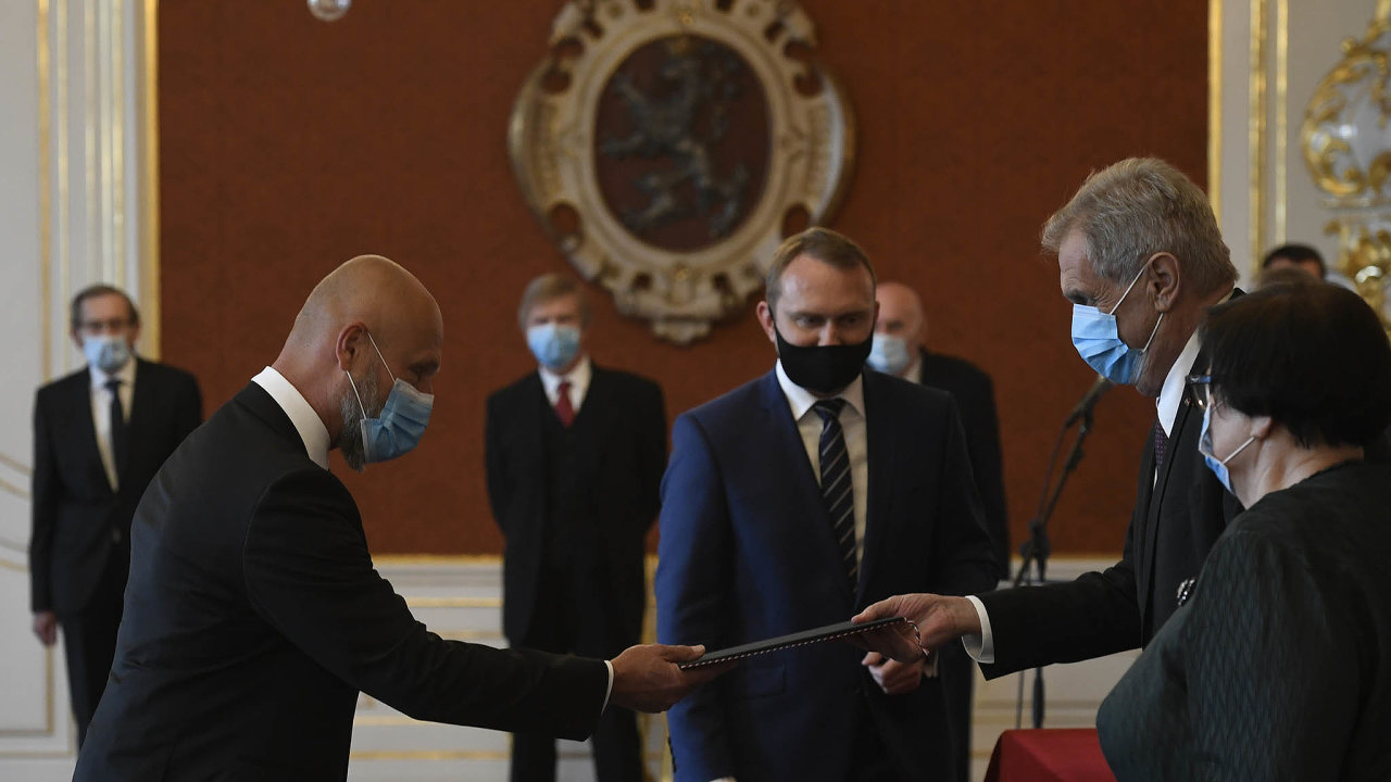 Prezident Milo Zeman jmenoval Petra Angyalossyho (vlevo) pedsedou Nejvyho soudu, mandt mu vypr za10 let. Soudcem je odroku 1996, dodubna 2017 psobil naVrchnm soudu vOlomouci.