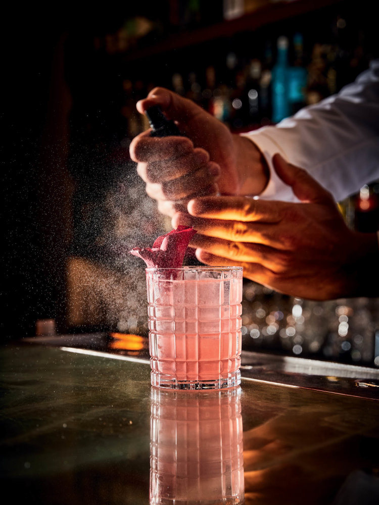 Lihovarník Martin Žufánek vyrobil k 25. výročí speciální Bugsy's DNA Gin. Každý barman, který kdy podnikem prošel, vybral jednu bylinku, jednu přísadu, celkem jich je kolem padesáti. Václav Vojíř vybral růžový pepř.