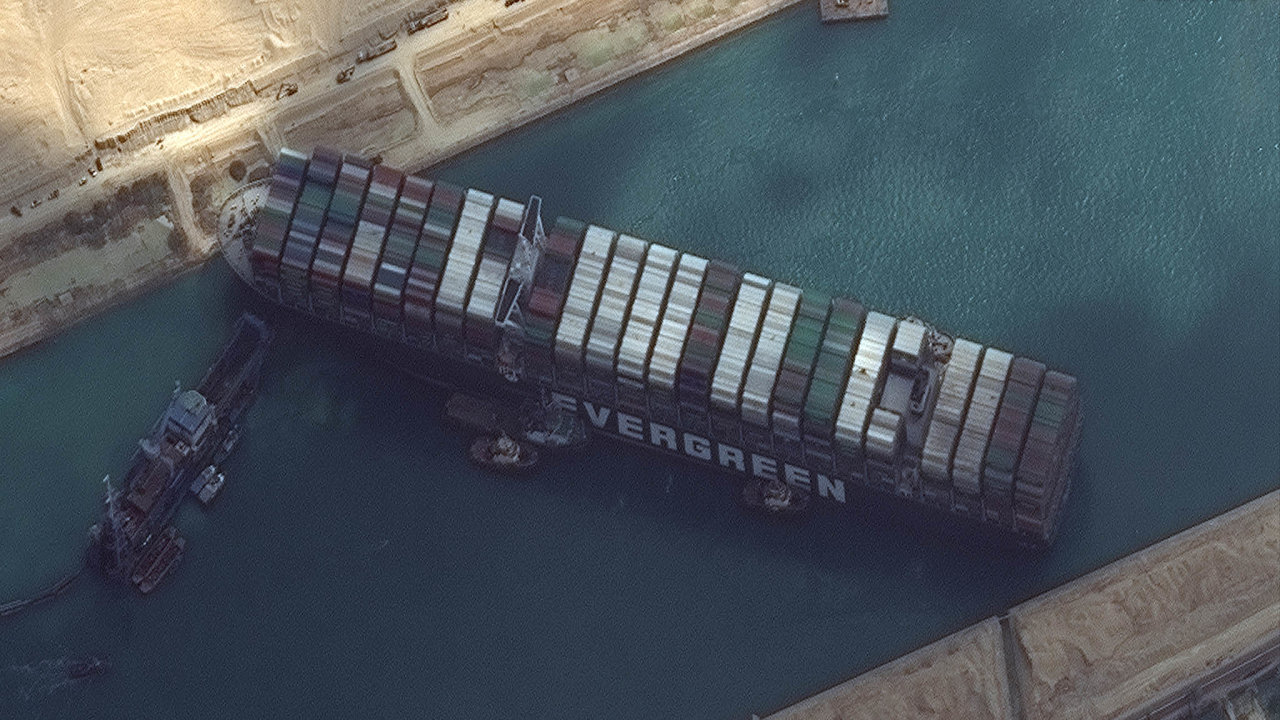 Satelitní snímek kontejnerové lodi Ever Given, která najela na mělčinu a natočila se bokem přes vodní cestu, pořídila společnost Maxar Technologies.