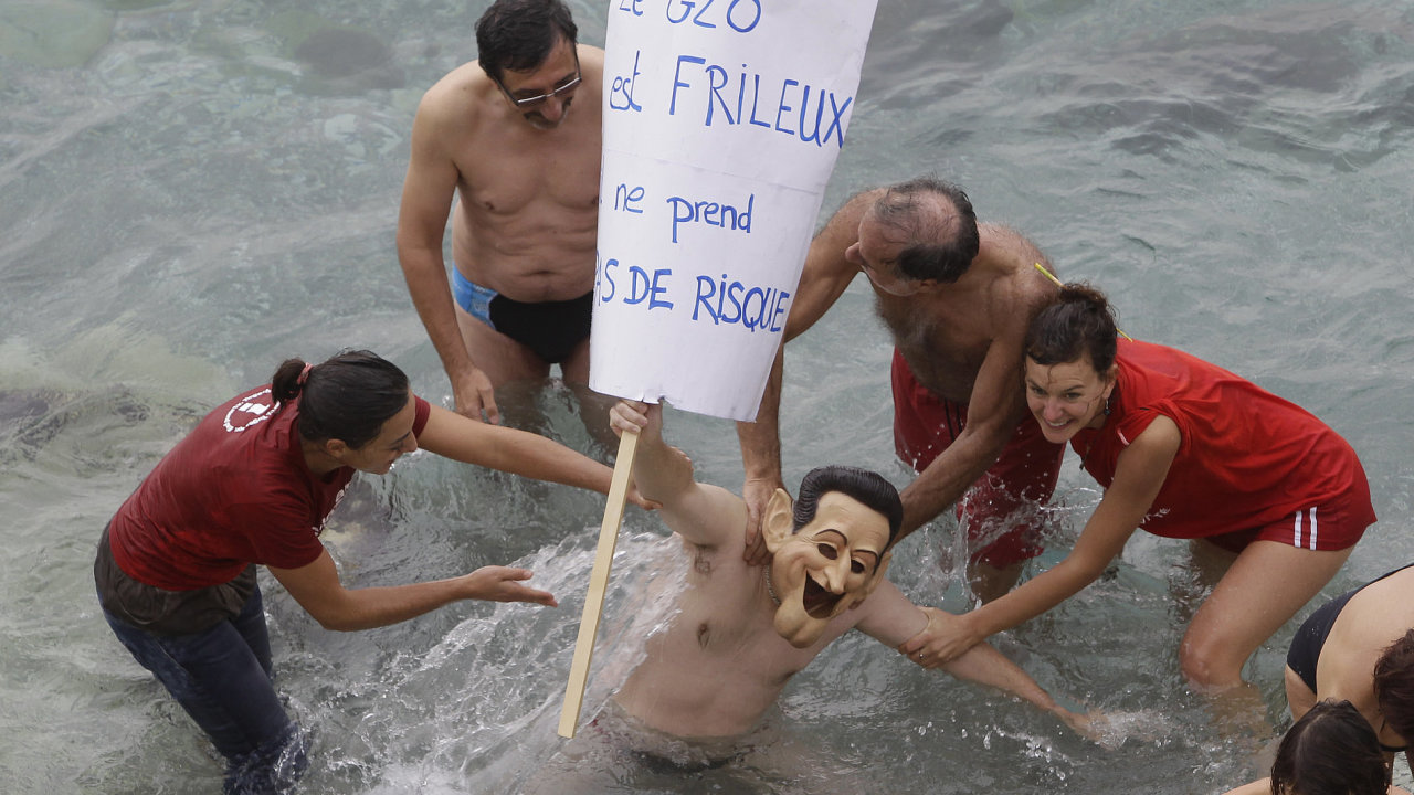 Demonstranti symbolicky top Nicolase Sarkozyho ped summitem G20