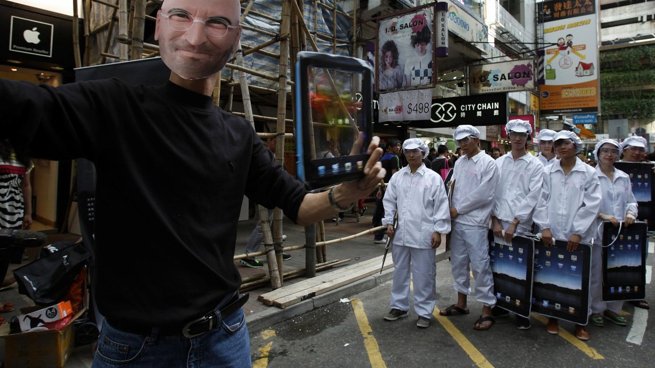 Jeden z protestujcch proti patnm pracovnm podmnkm pi vrob produkt Applu v n v masce Steva Jobse