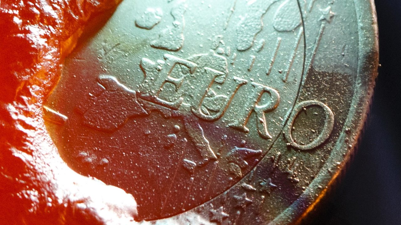 Ilustran foto - Penze, roztaven mince eura.