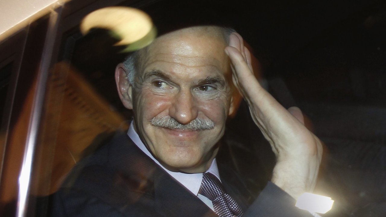 Jorgos Papandreu oput jednn s prezidentem Papouliasem a fem opozice Samarasem