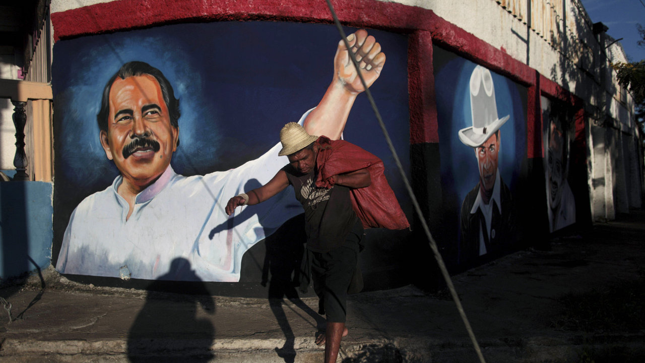 Daniel Ortega v ulicch Managuy - ilustran foto