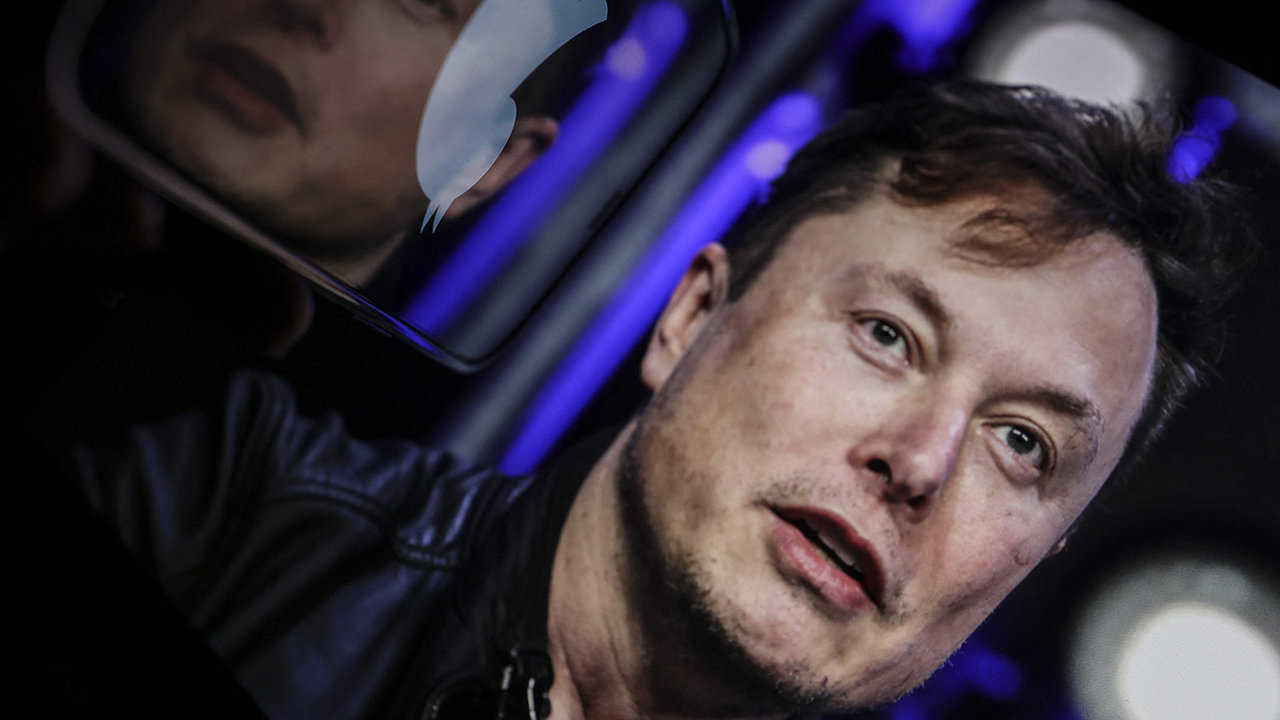 Tesla je nejhodnotnější automobilkou světa, na reklamě ale šetří. Musk však umí využít každou příležitost, aby její výjimečnost zdůraznil. Například když svůj Roadster poslal směrem k Marsu.