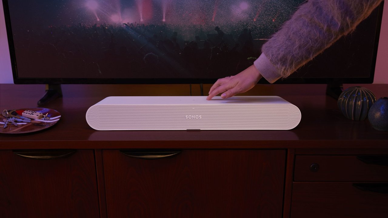 Soundbar Sonos Ray je kompaktní a hodí se spíše k menším televizorùm do menších místností