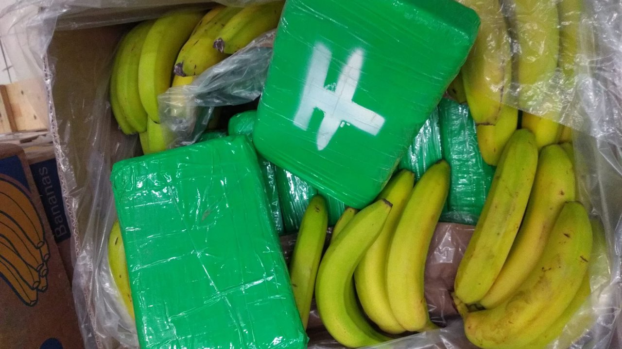 Policie zajistila 840 kilogramù kokainu v bednách s banány v nìkolika obchodech v Èesku.