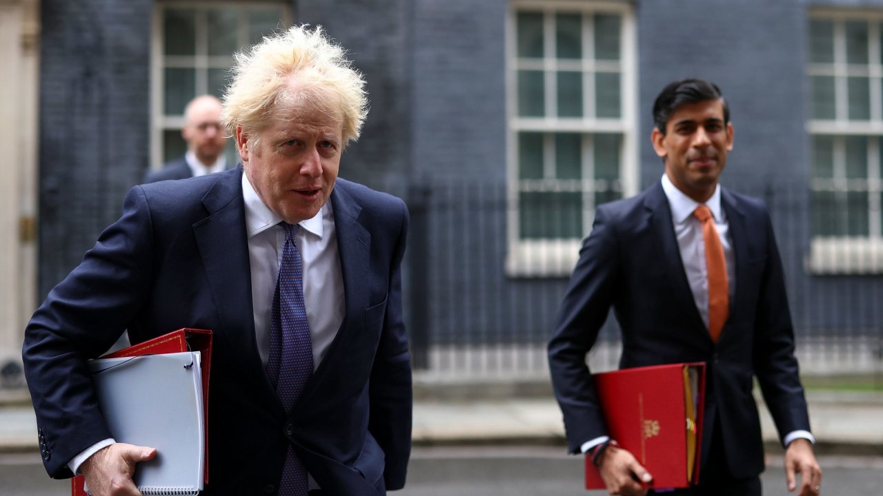 Expremir Boris Johson na snmku spolen se bvalm ministrem financ Sunakem. Oba nyn pat mezi favority na post novho premira