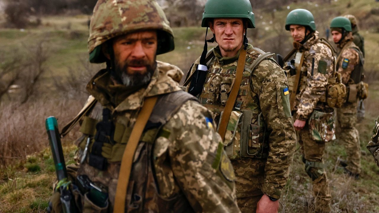 Ukrajinští vojáci u Donìcku.