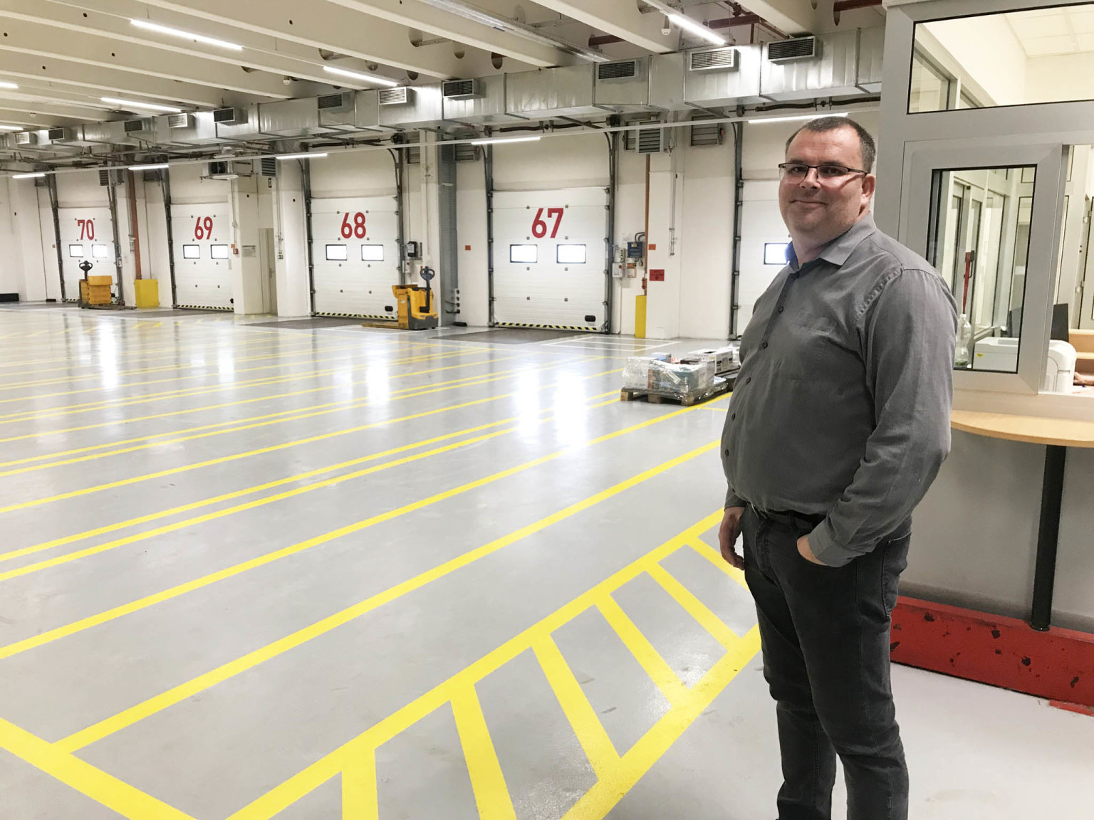 Modletickým centrem Billy provázel novináře Tomáš Böhm, vedoucí logistiky Billa ČR. (Foto: Filip Hubička) Modletickým centrem Billy provázel novináře Tomáš Böhm, vedoucí logistiky Billa ČR.