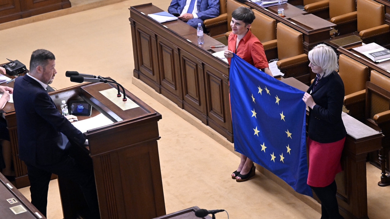 Tomio Okamura (SPD) vyuil schzi snmovny o konsolidanmu balku ke kritice Evropsk unie. Poslankyn Martina Ochodnick (TOP 09) a Marie Jlkov (KDU-SL) jeho projev doplnily tichm protestem.