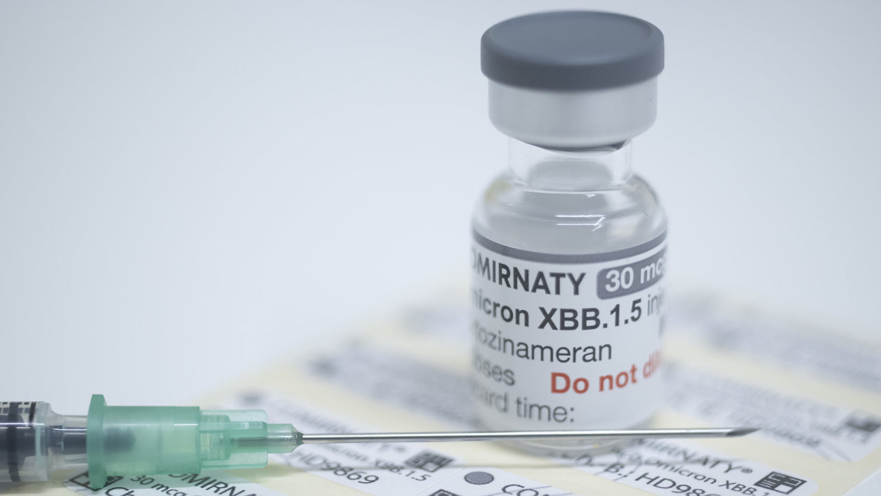 Jedna ampule vakcíny Comirnaty Omicron XBB.1.5 je urèena pro šest lidí a musí se vyoèkovat do 12 hodin od otevøení.
