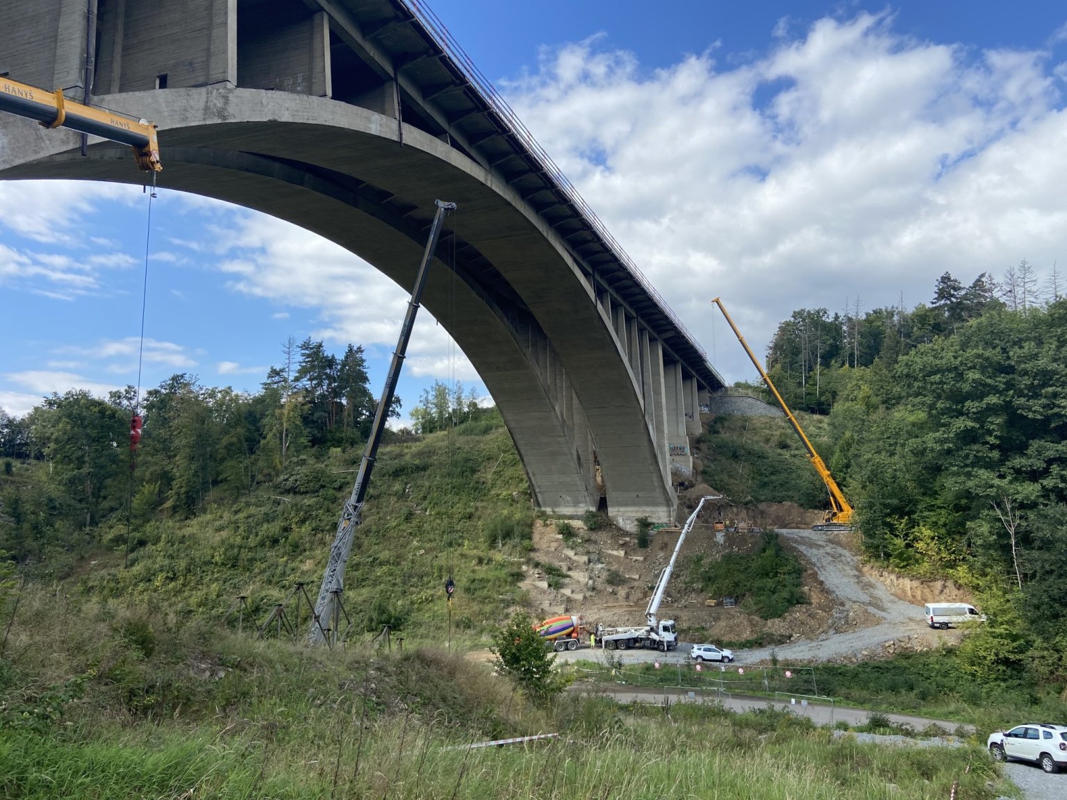Impozantn oblouky s rozptm 120 metr – klov prvek mostu mejkalka m zstat zachovan. Snmek zachycuje podobu z podzimu 2022, ped zatkem oprav.