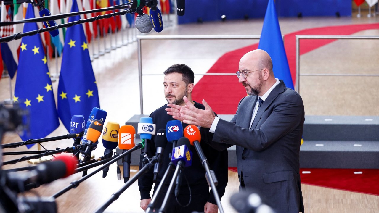 Ukrajinsk prezident Zelenskyj v Bruselu se fem summit evropskch ldr Michelem.