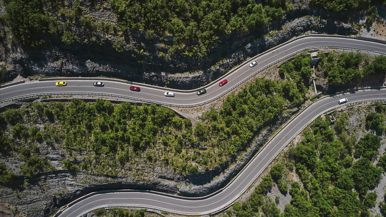 zk pran cesty se tu rychle mn v ndhern serpentiny, kter vedou a na vrchol ostrch tt a prakticky odevad poskytuj dramatick vhledy do dol sevench zalesnnmi kopci.